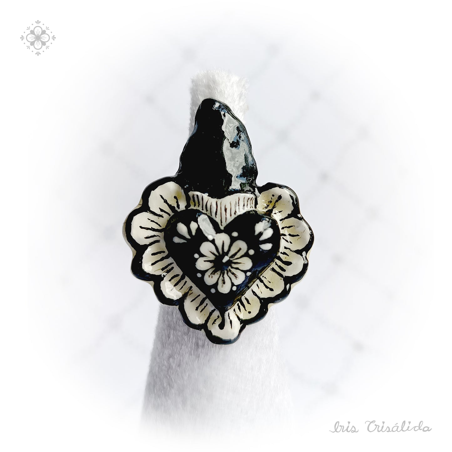 Aura Heart Ring | Black & white