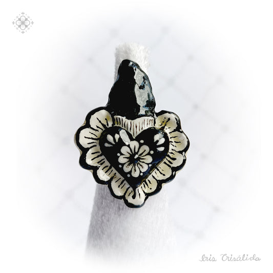 Aura Heart Ring | Black & white